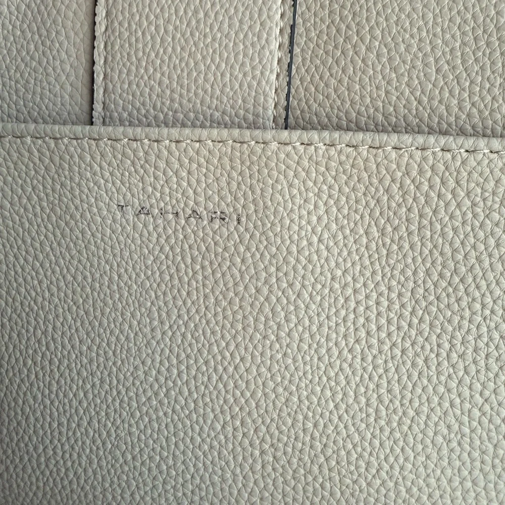 🔥 Fire Sale 🔥
NWT Tahari Cream Crossbody Bag with Silver Chain Strap - Picture 10 of 12